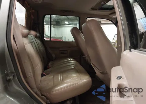 2000 Ford Explorer Eddie Bauer из США, поврежденный, VIN 1FMZU64P8YZA58382